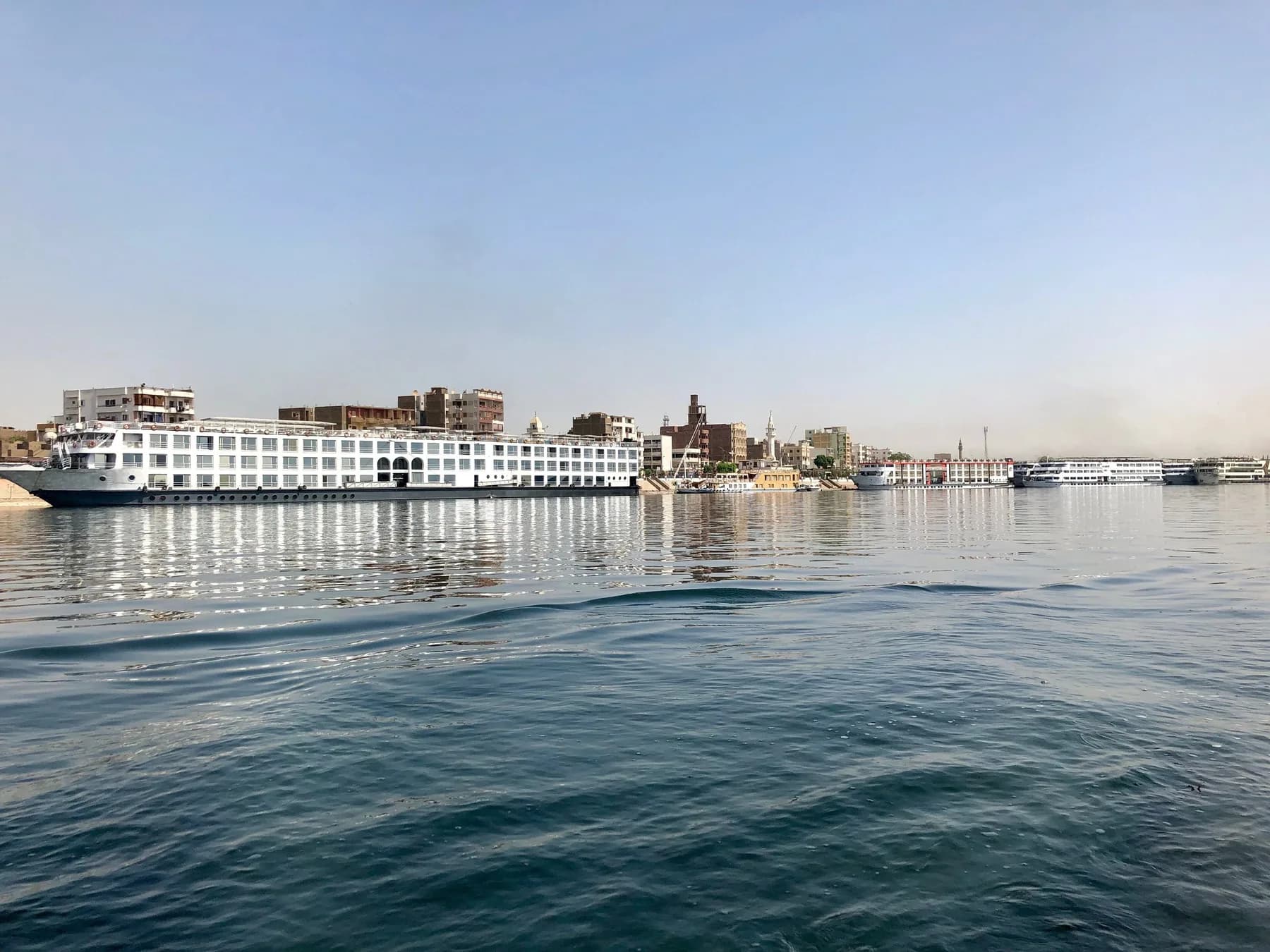Navi da crociera ormeggiate lungo la corniche di Edfu